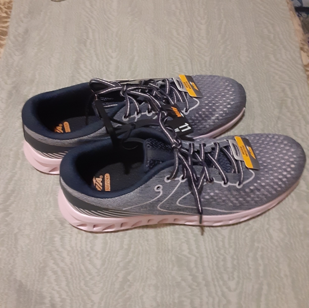 Avia size 11 wide Tech Runner athletic shoes NEW